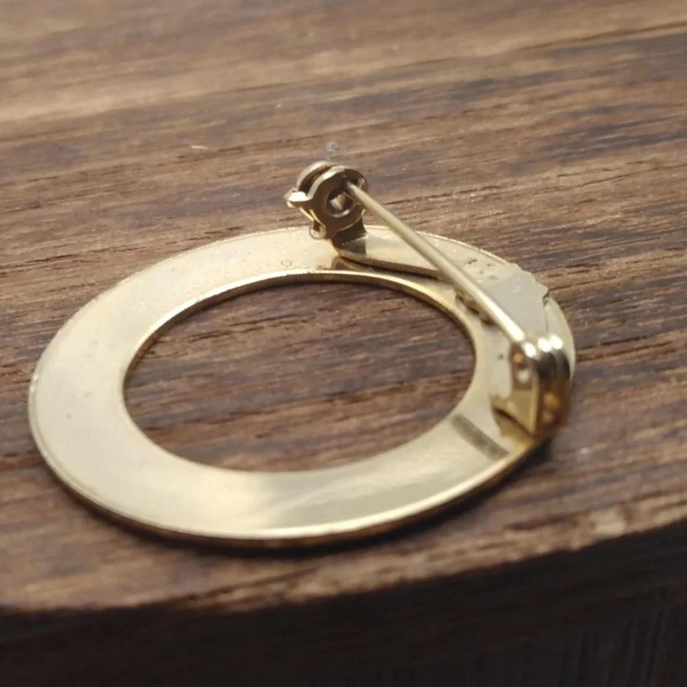 Art deco classic‎ brooch B240